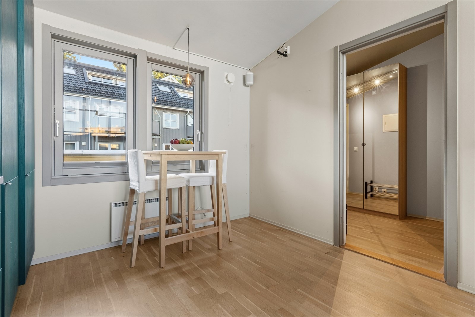 Foran vinduet er det plass til et hyggelig frokostbord. Galleribilde