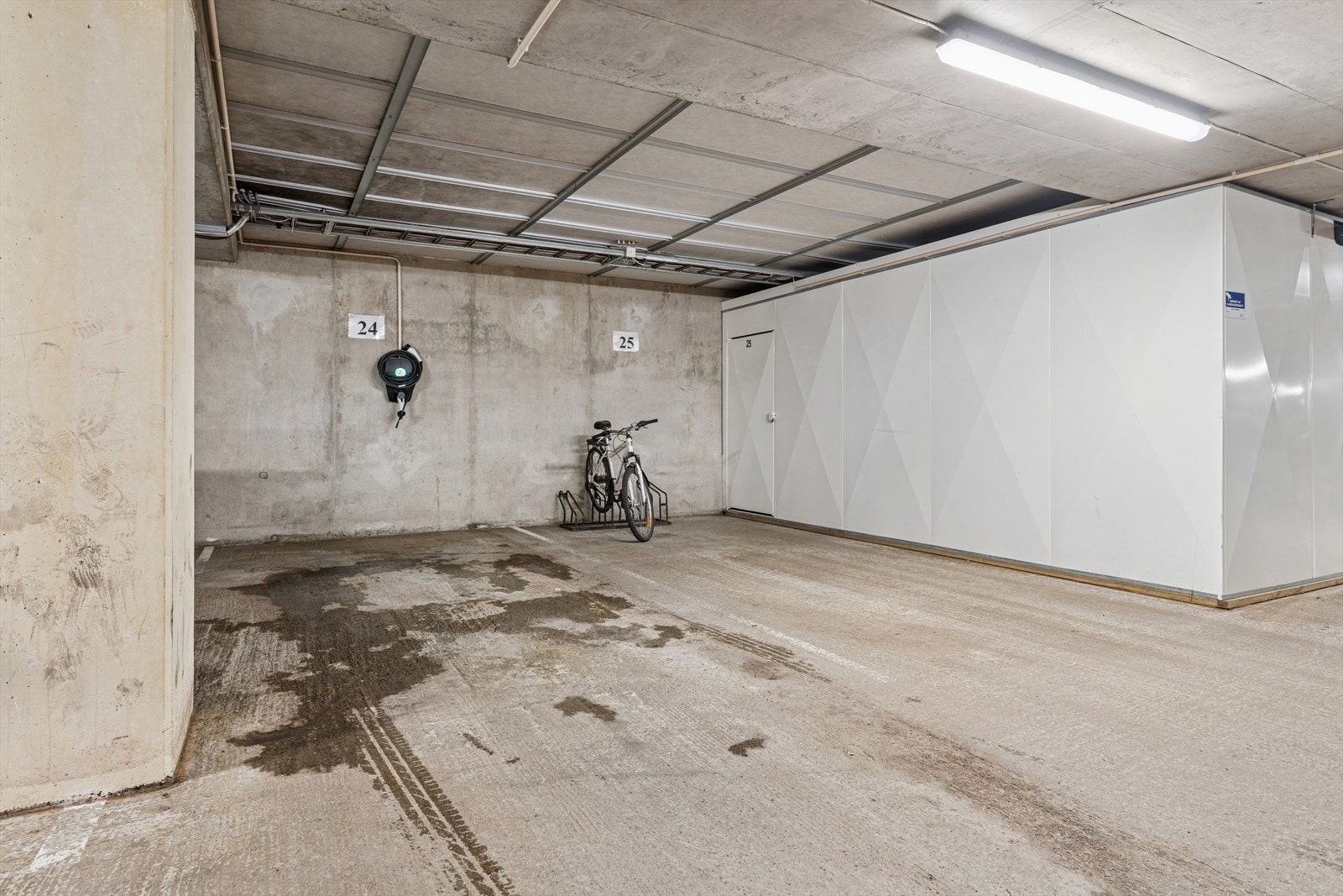 Det følger en plass i felles garasjeanlegg med elbil-lader. Galleribilde
