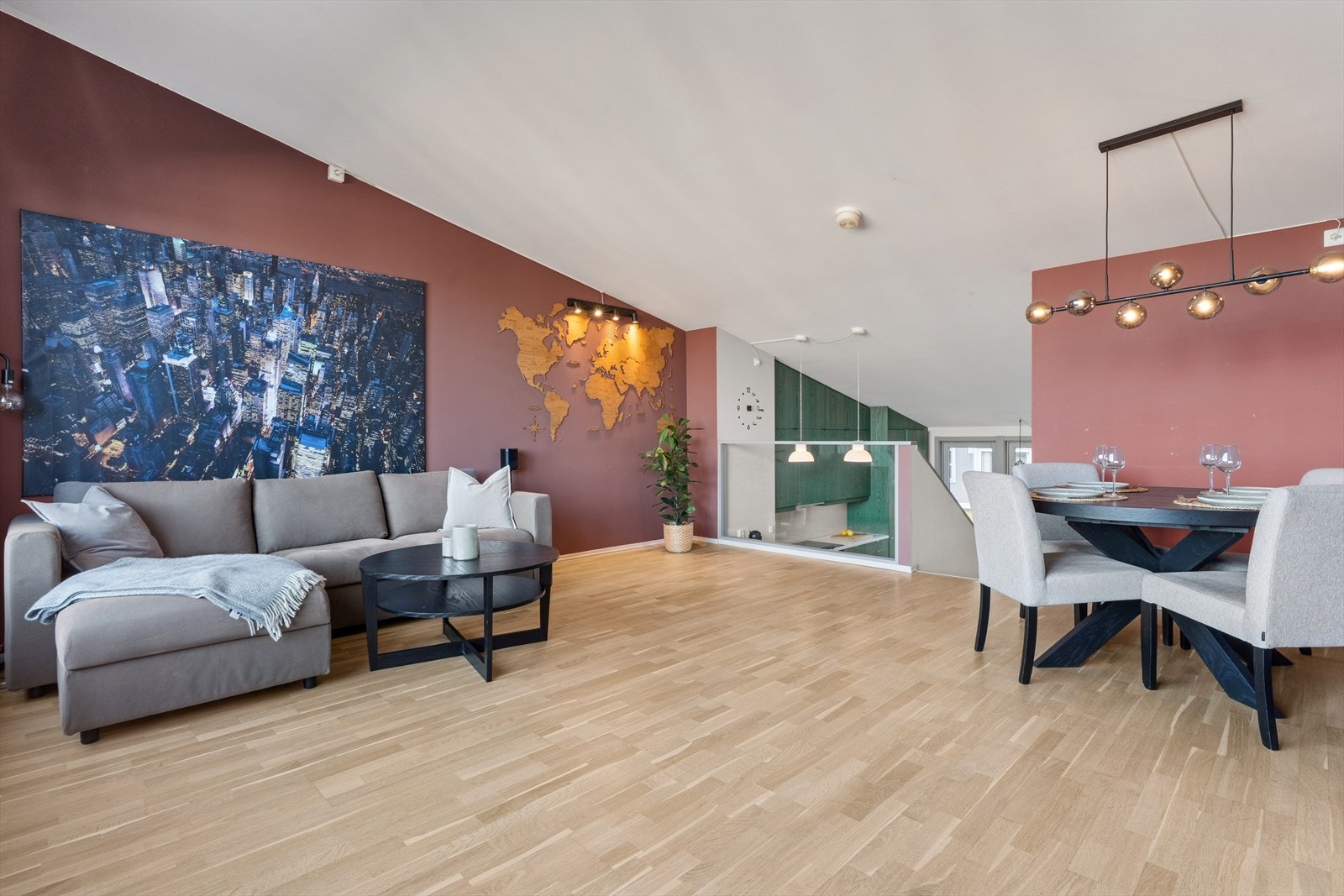 Stuen har svært fine innredningsmuligheter. Det er god plass til både sofa- og spisegruppe, samt ønsket medie- og oppbevaringsmøblement. Galleribilde