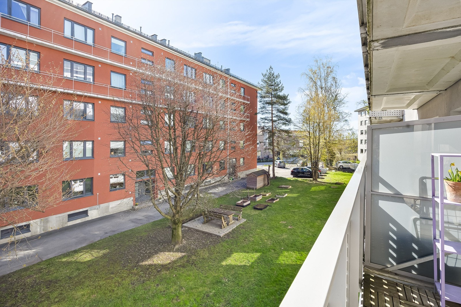 Leiligheten ligger skjermet til og er omringet av grønne omgivelser nå på vår og sommertid. Galleribilde