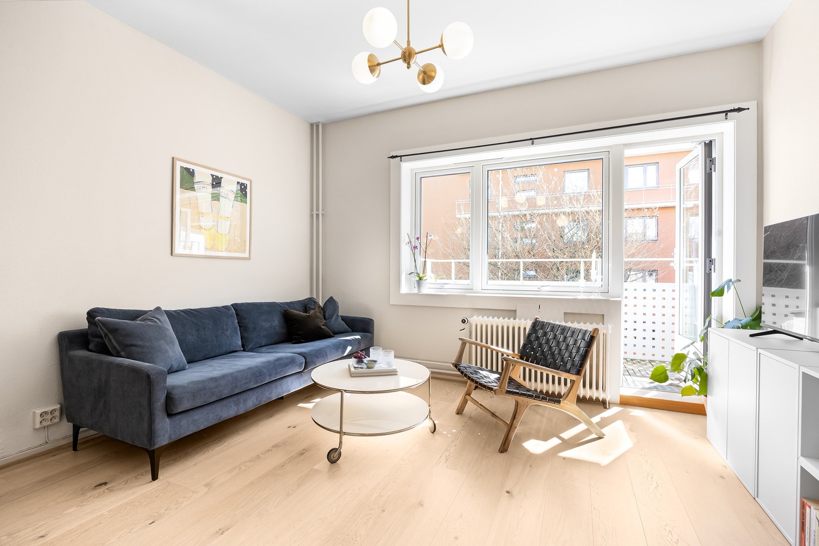 Store vindusflater gir godt med naturlig dagslys og fra stuen er det utgang til leiligheten balkong. Galleribilde