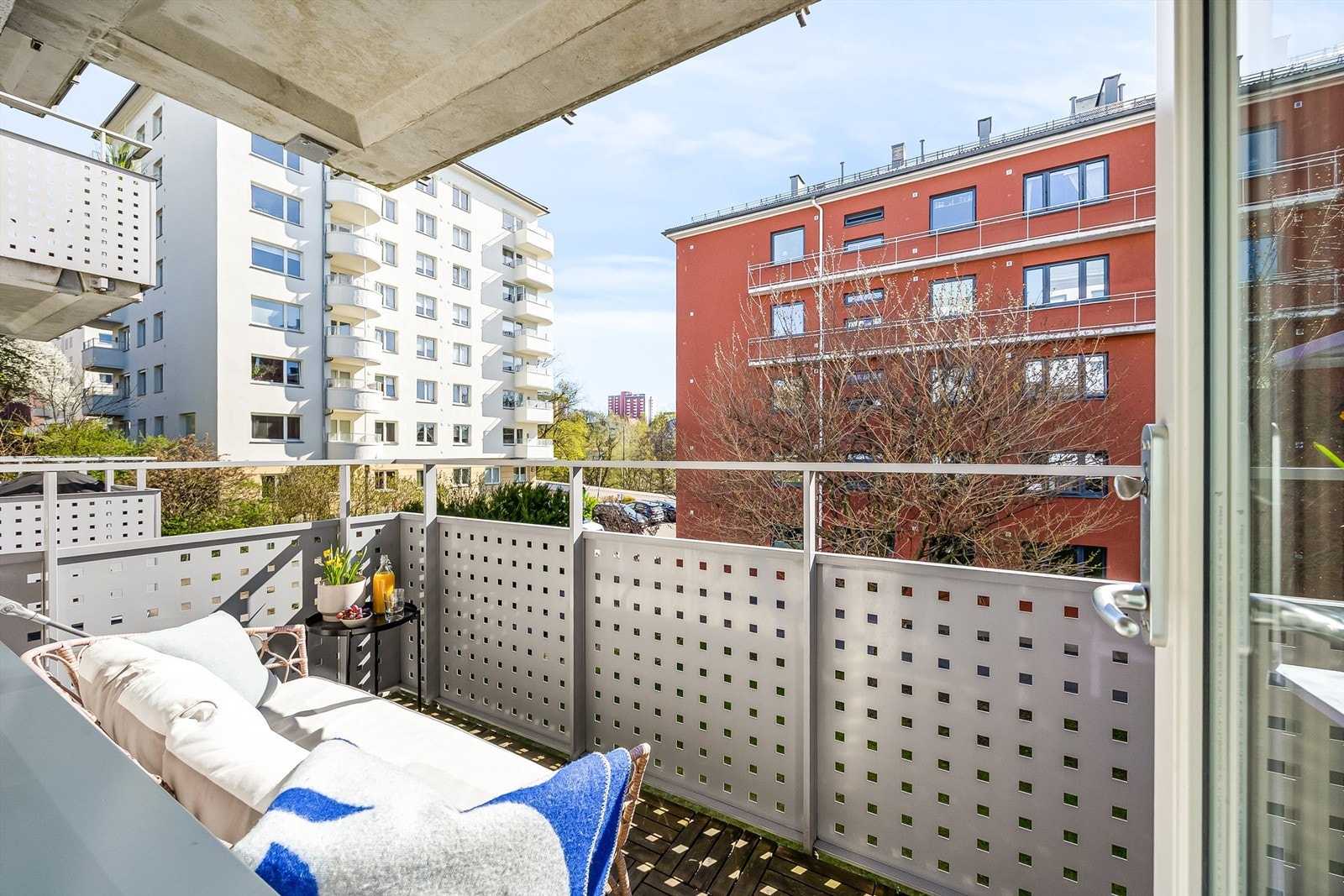 Fantastisk overbygget balkong på 5 kvm som blir en naturlig forlengelse av stuen på varme dager. Galleribilde