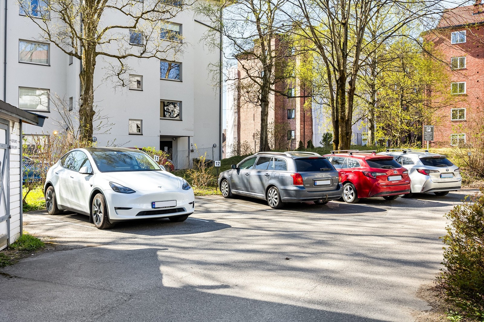 Aksjelaget har 17 parkeringsplasser, og leie av disse blir tildelt av styret etter søknad/venteliste. Galleribilde