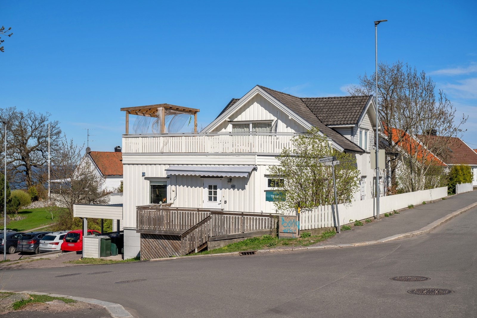 Egen parkeringsplass nedenfor leiligheten, samt felles hage på tomten Galleribilde