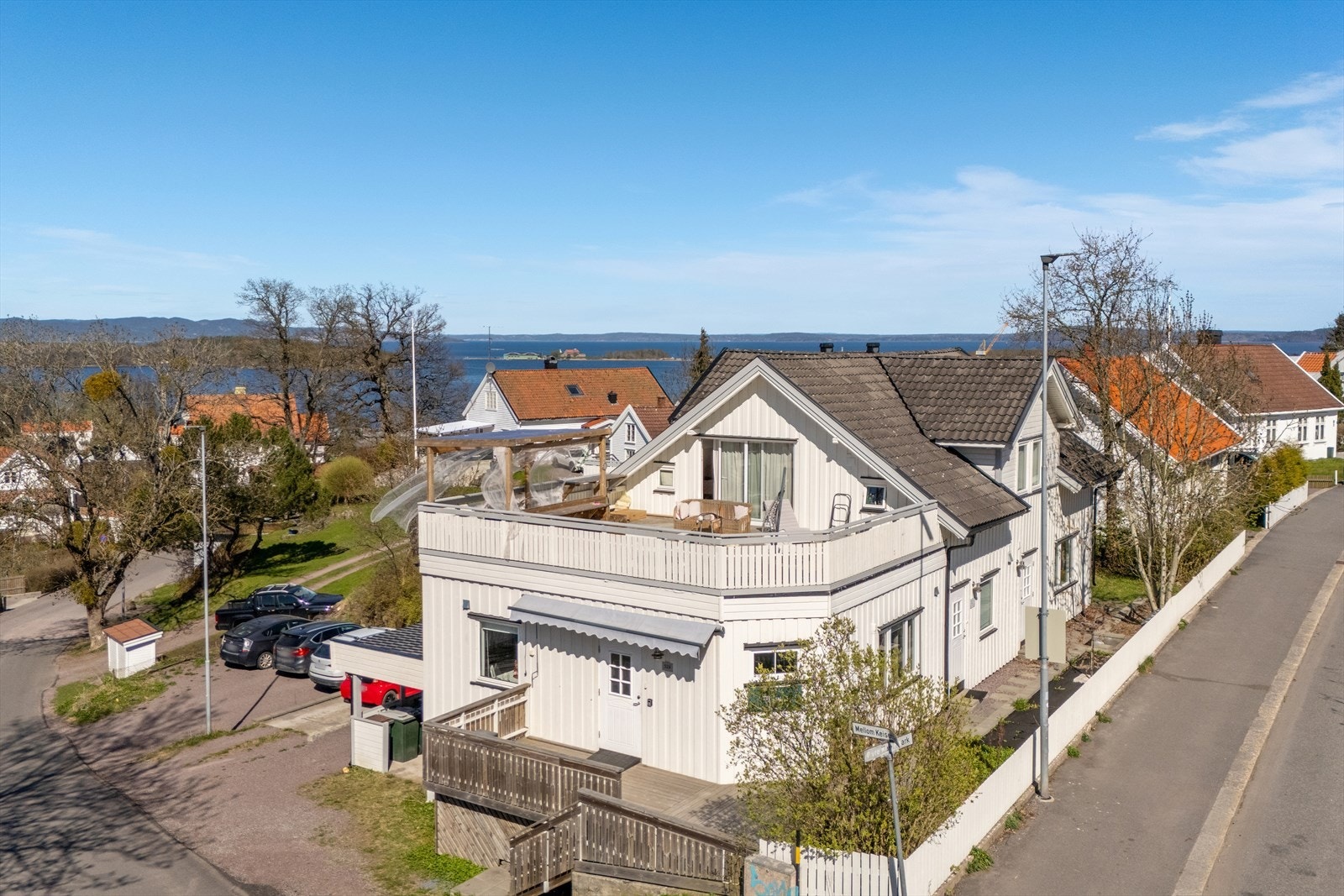 Meget pen og lettstelt leilighet i 1. etg med stor veranda. Galleribilde