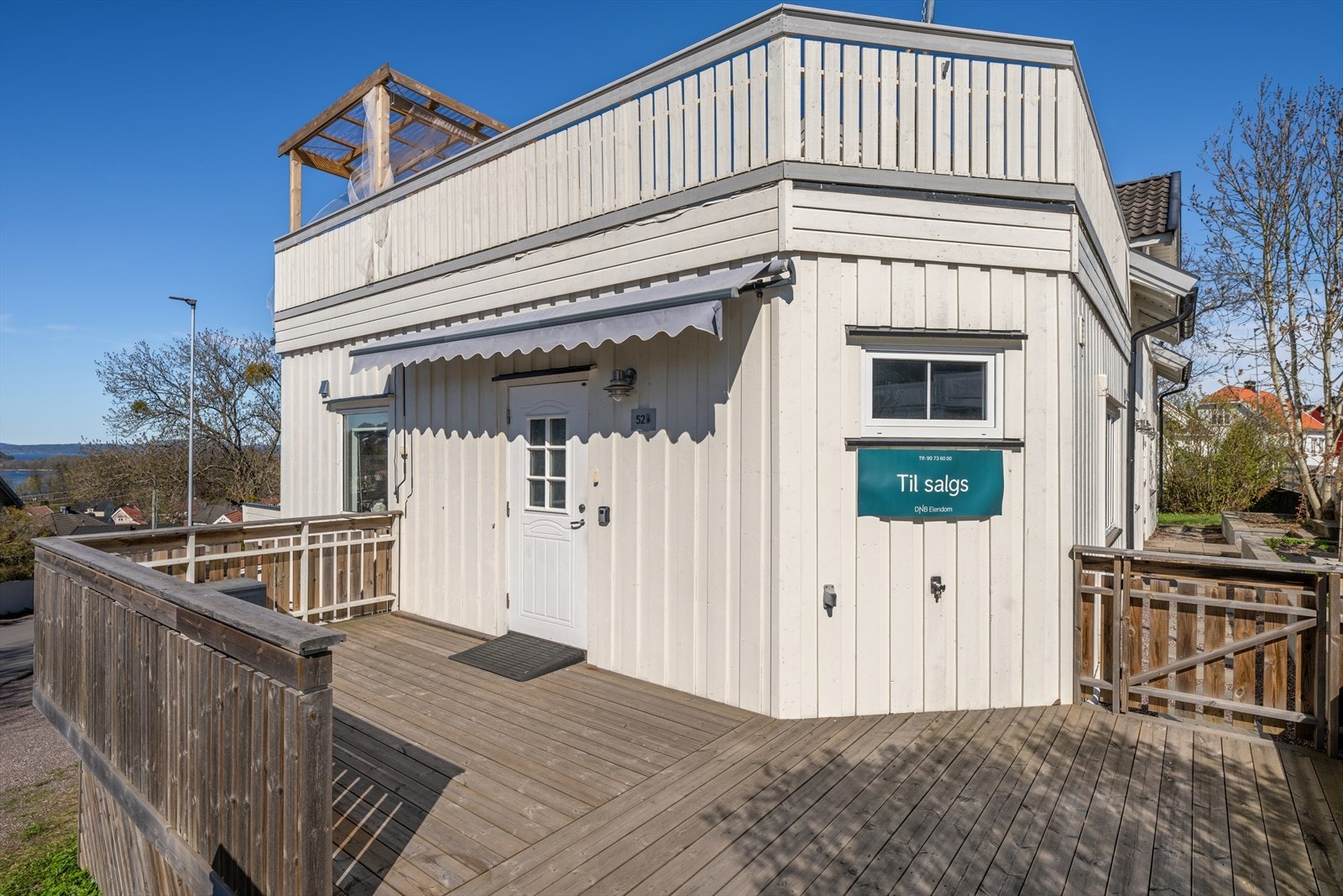Det er god plass til utemøblement på den solrike verandaen. Galleribilde
