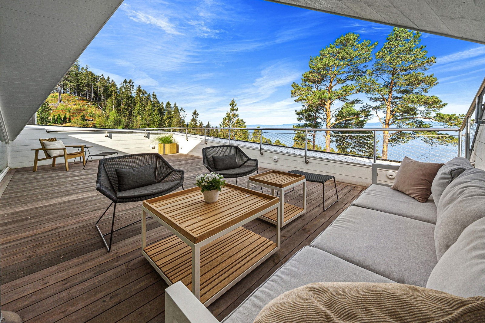 Meget god plass til flere sitte- og utegrupper. Galleribilde