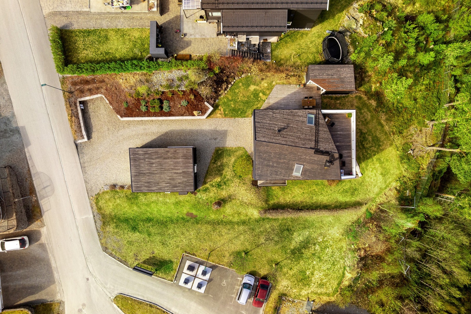 Eiendommen sett ovenfra. Tomta fremstår også lettstelt, der dagens eiere bl.a. har hatt robotgressklipper på sommerstid. Galleribilde