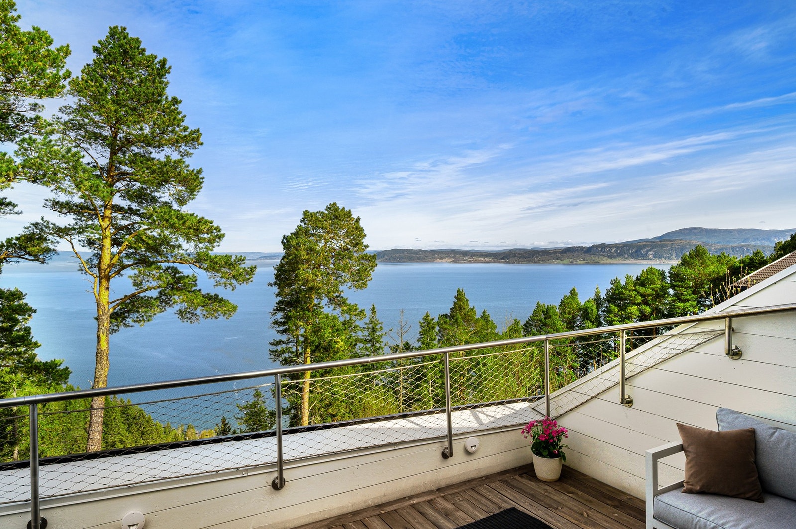 Vidstrakt panoramautsikt fra takterrassen. Galleribilde