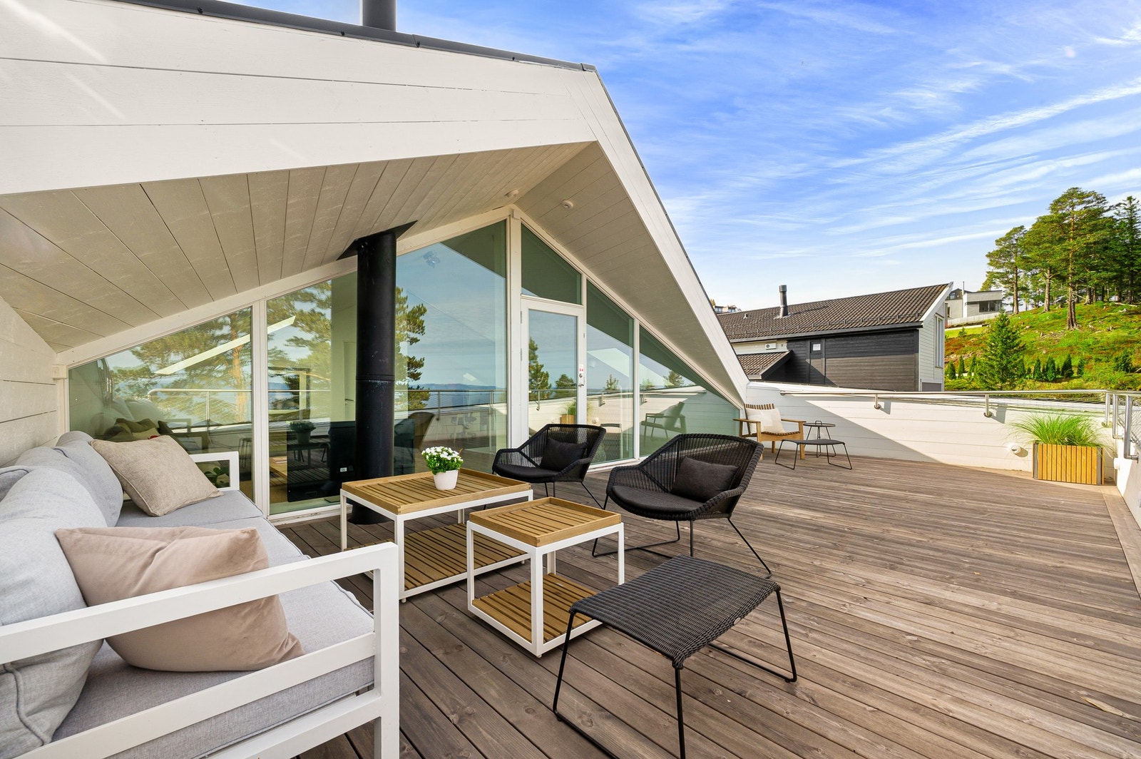 Takterrassen er heller ikke å forakte. Med sine 36 m², lang solgang, utsikt og følelse av privatliv kan man her virkelig nyte sommerdagene. Galleribilde
