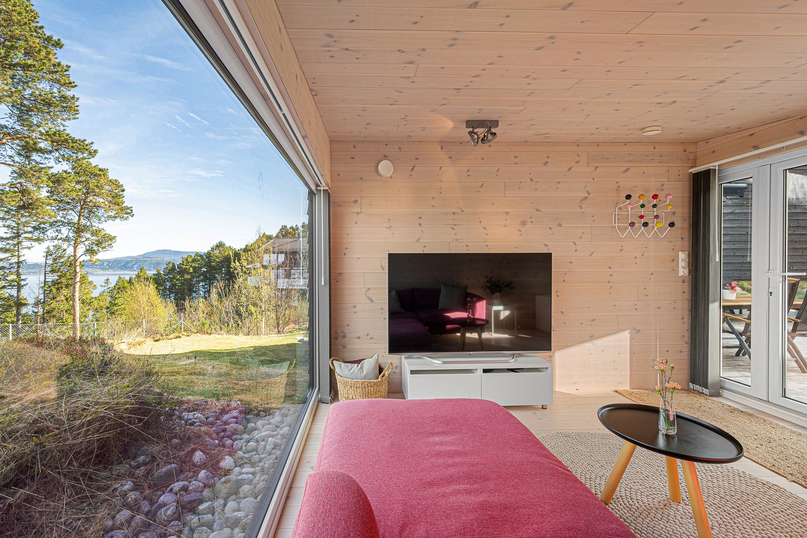 Nydelig skue ut mot omgivelsene. Annekset ble oppført i 2012 og måler 14,6m². Et perfekt bygg å ha ved besøk, for ungdommene i hus eller kanskje et treningsrom? Galleribilde