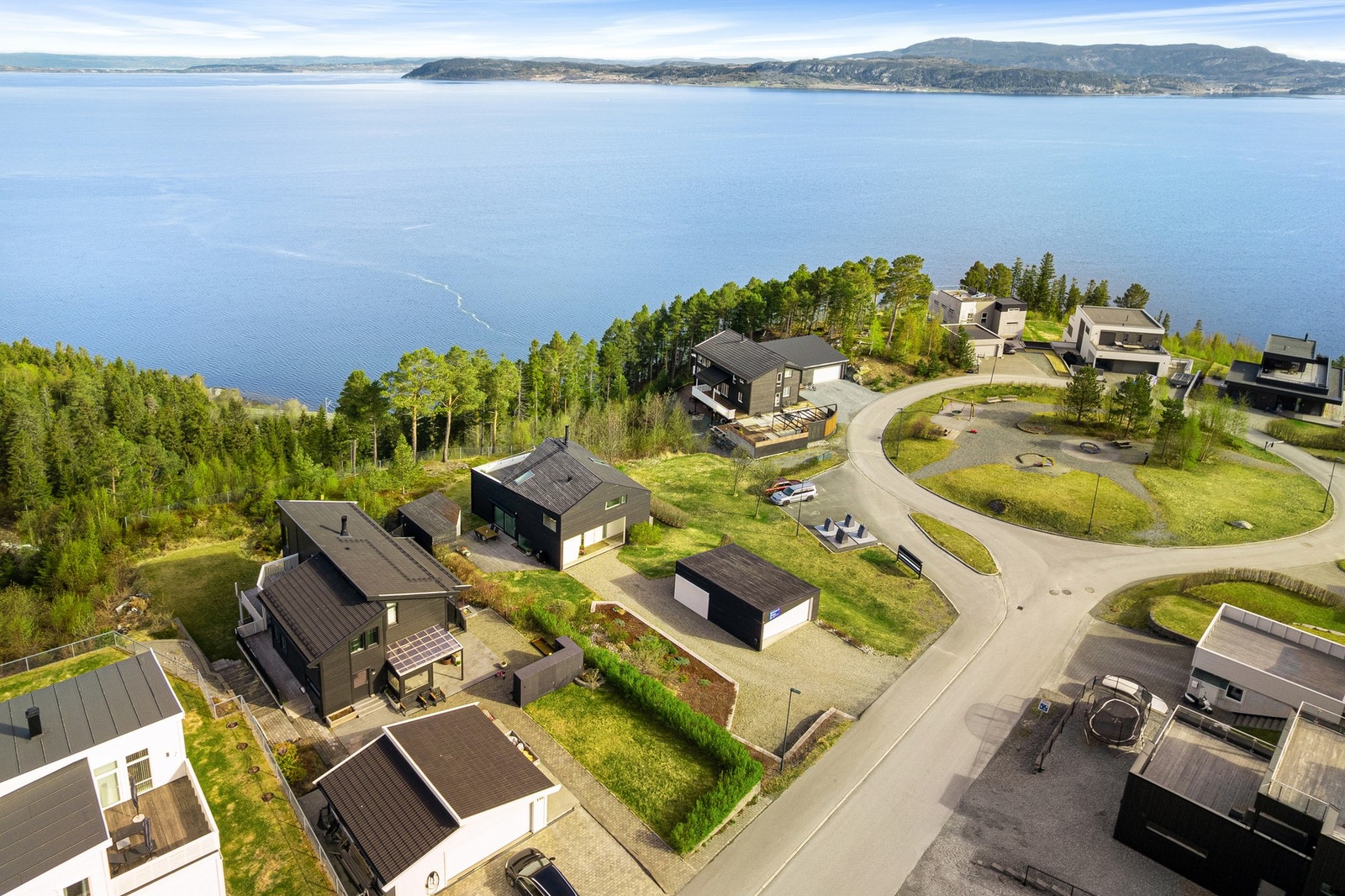 Velforeningen eiendommen er en del av har etablert en fin lekeplass like. Fint dersom man har små barn i hus. Galleribilde