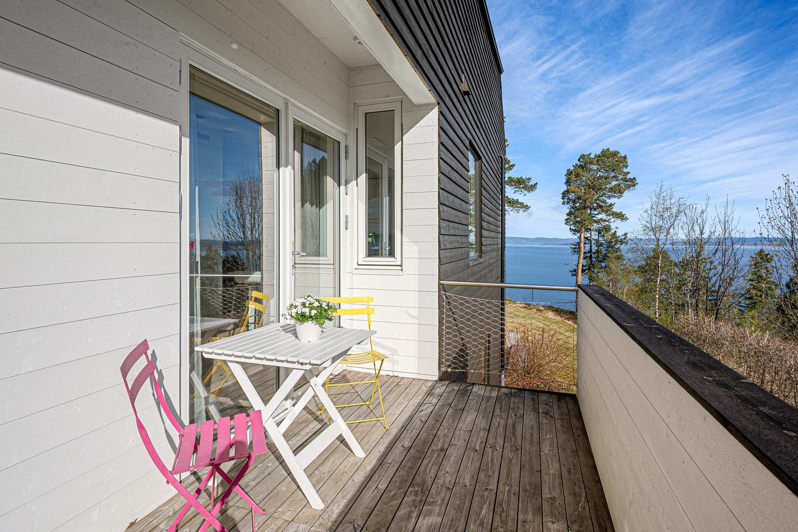 Veranda med morgensol ved siden av kjøkkenet. Man har uteplasser/terrasser på alle husets sider, og slikt sett kan man bare flytte seg etter ønske om sol eller skygge på sommerstid. Galleribilde