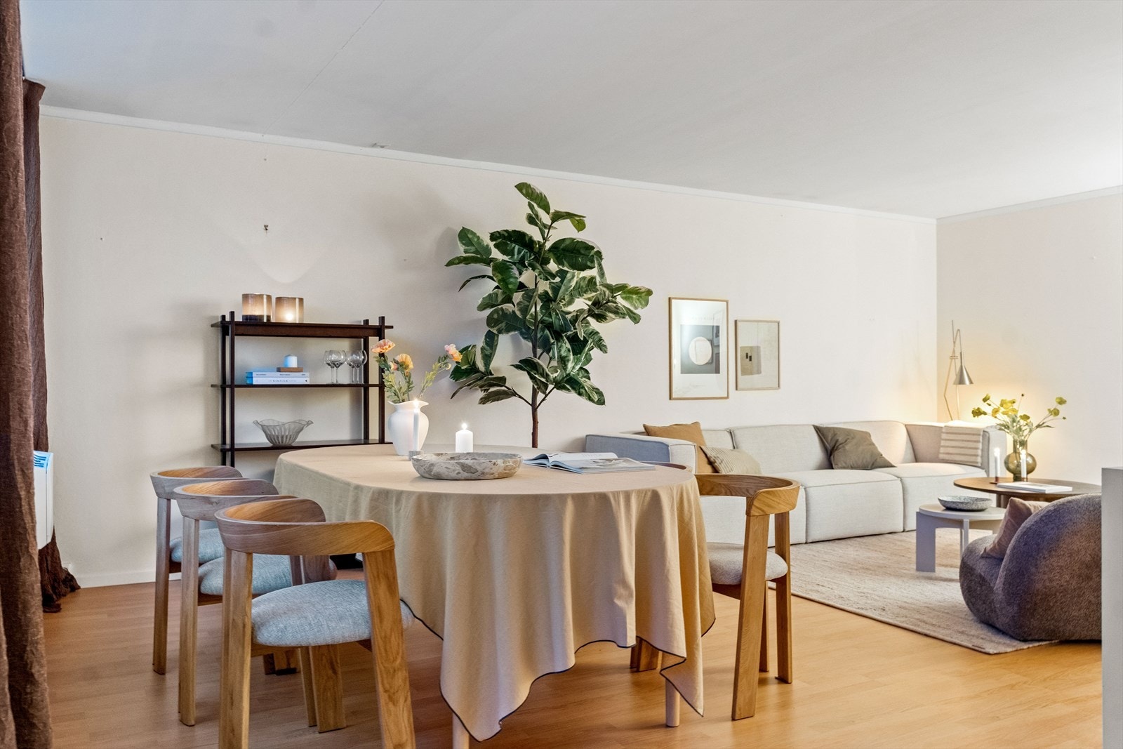 I stuen er det plass til sofaseksjon, tv-møbel og spisegruppe. Galleribilde