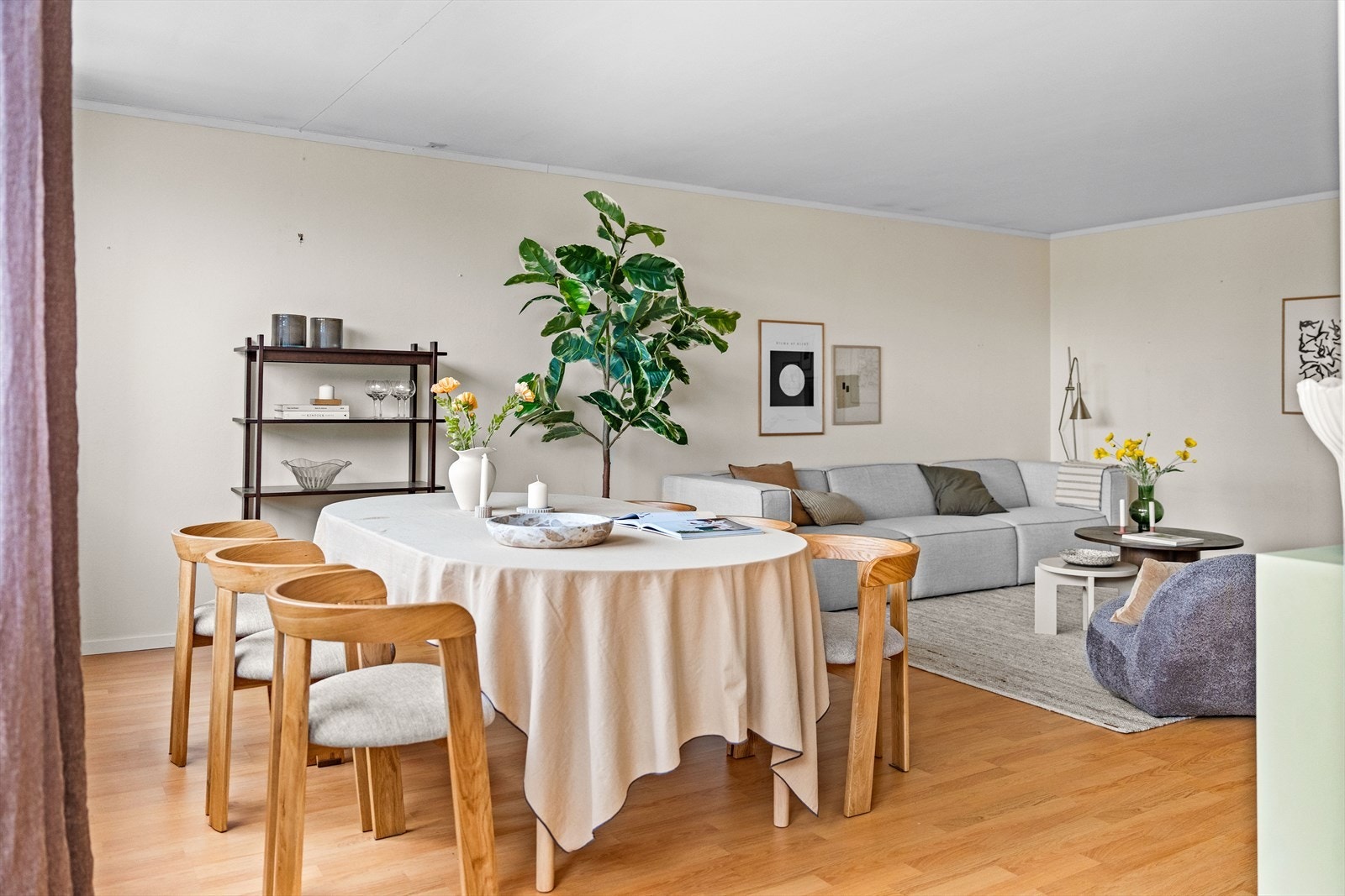 Det er god plass til stort spisebord mot vinduene. Galleribilde