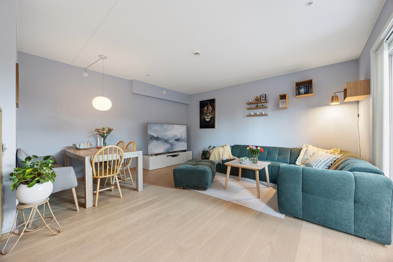 Her er det plass til sofagruppe og spisebord. Galleribilde