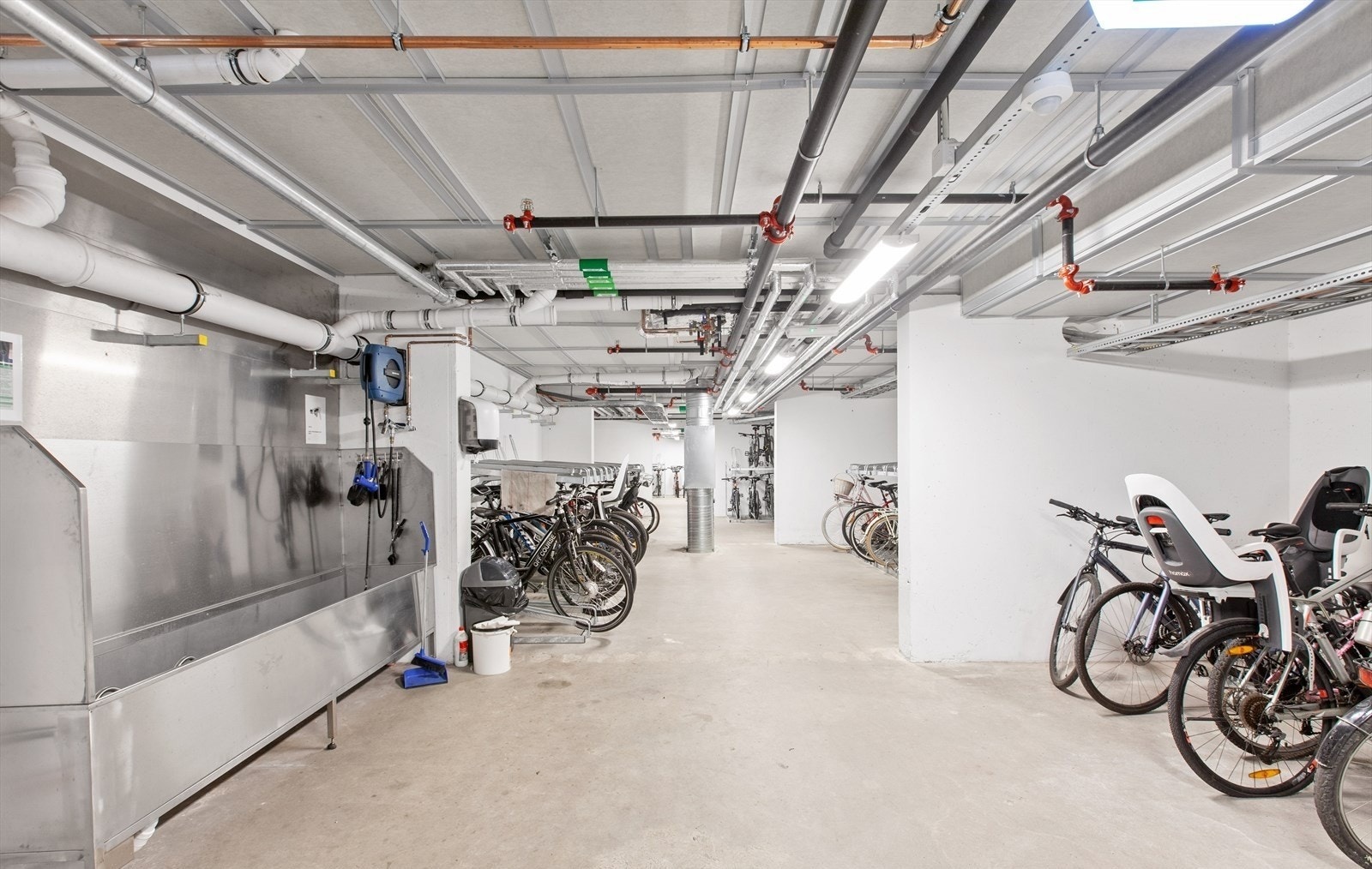 Felles sykkelrom for oppbevaring, vasking og reparasjon. Galleribilde