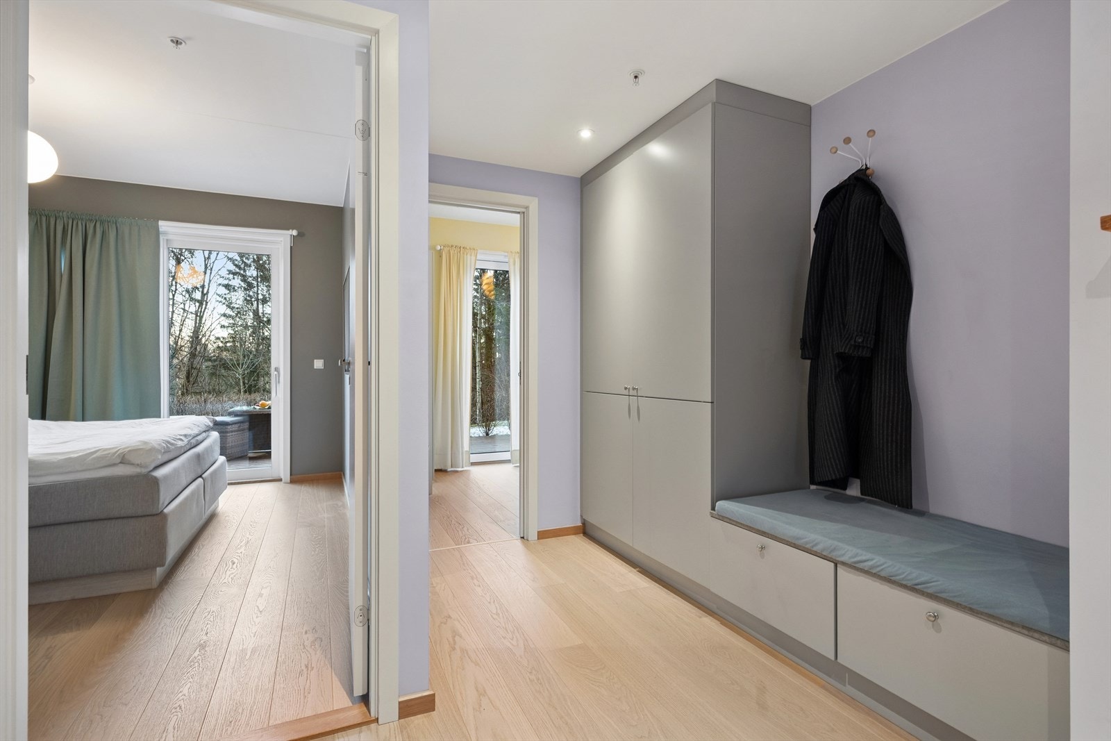 Gulvet er belagt med en lys 1-stavs parkett og det er sonestyrt gulvvarme i alle rom. Galleribilde
