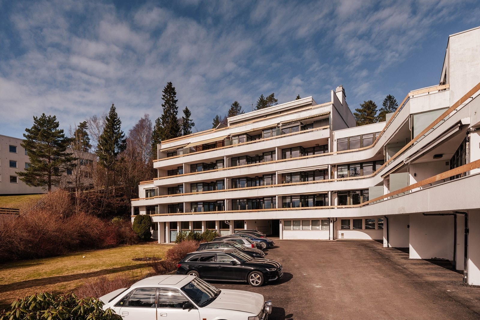 Det er parkering foran bygget og i bakgården, med mulighet for garasjeplass via venteliste. Galleribilde