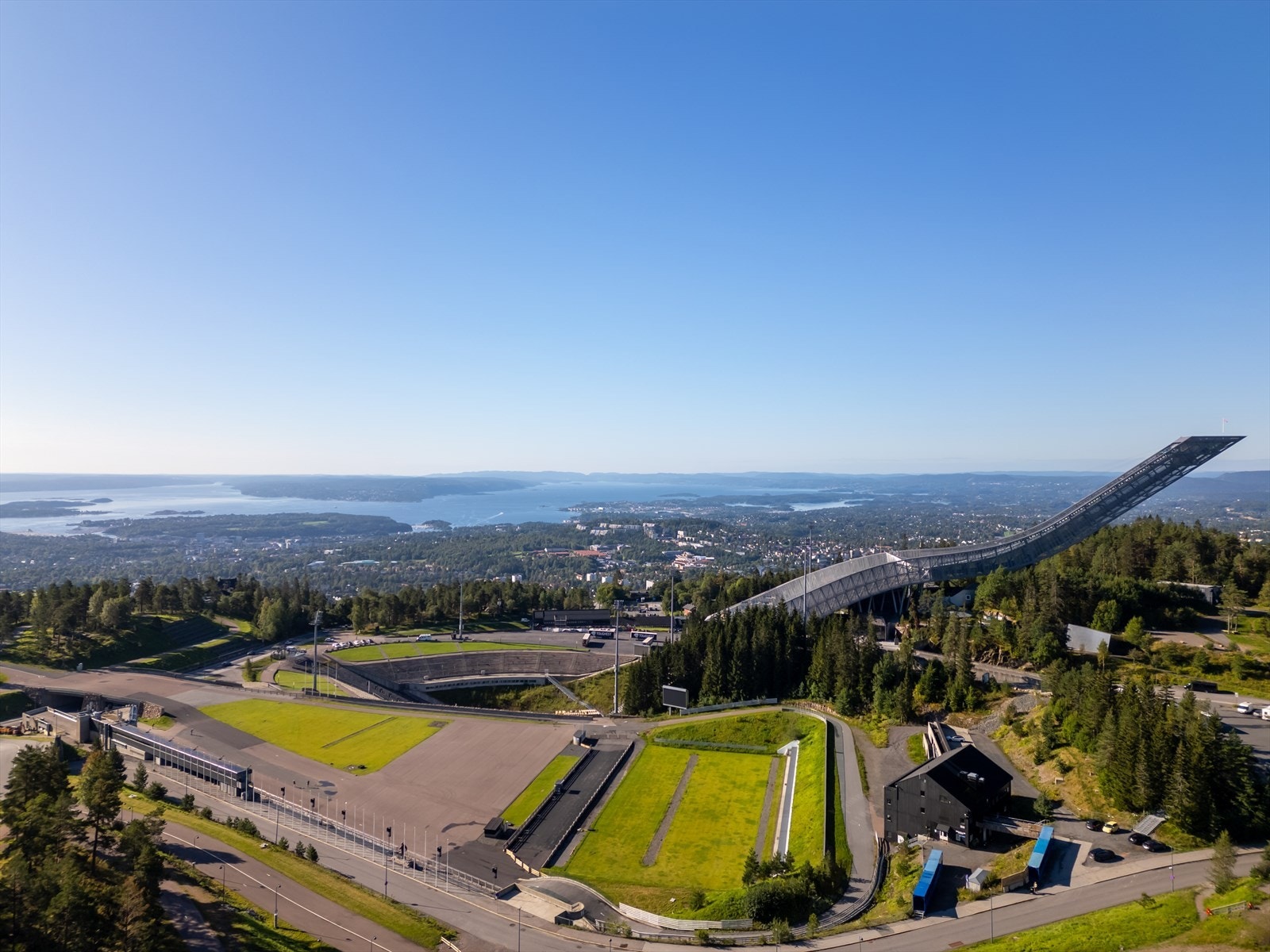 Holmenkollanlegget og Tryvann skisenter er kun en kort kjøretur unna. Galleribilde