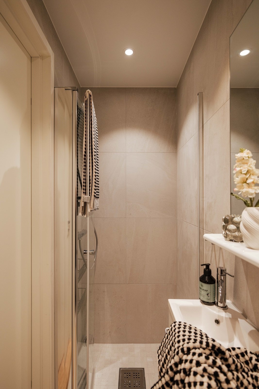 Badet er utstyrt med dusj på gulv og moderne baderomsinnredning. Galleribilde