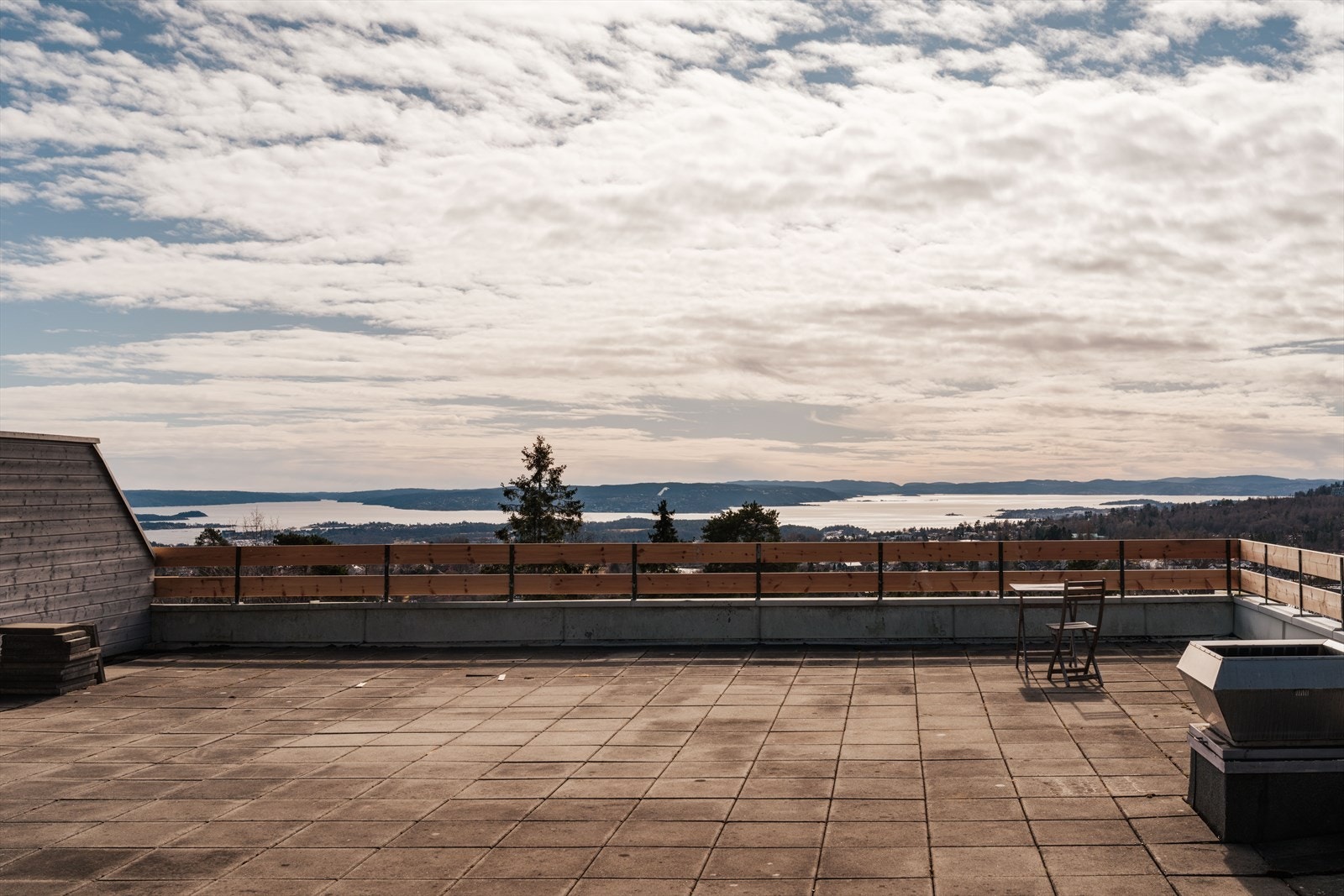 Den store, felles takterrassen har god plass for å nyte solrike sommerdager. Galleribilde