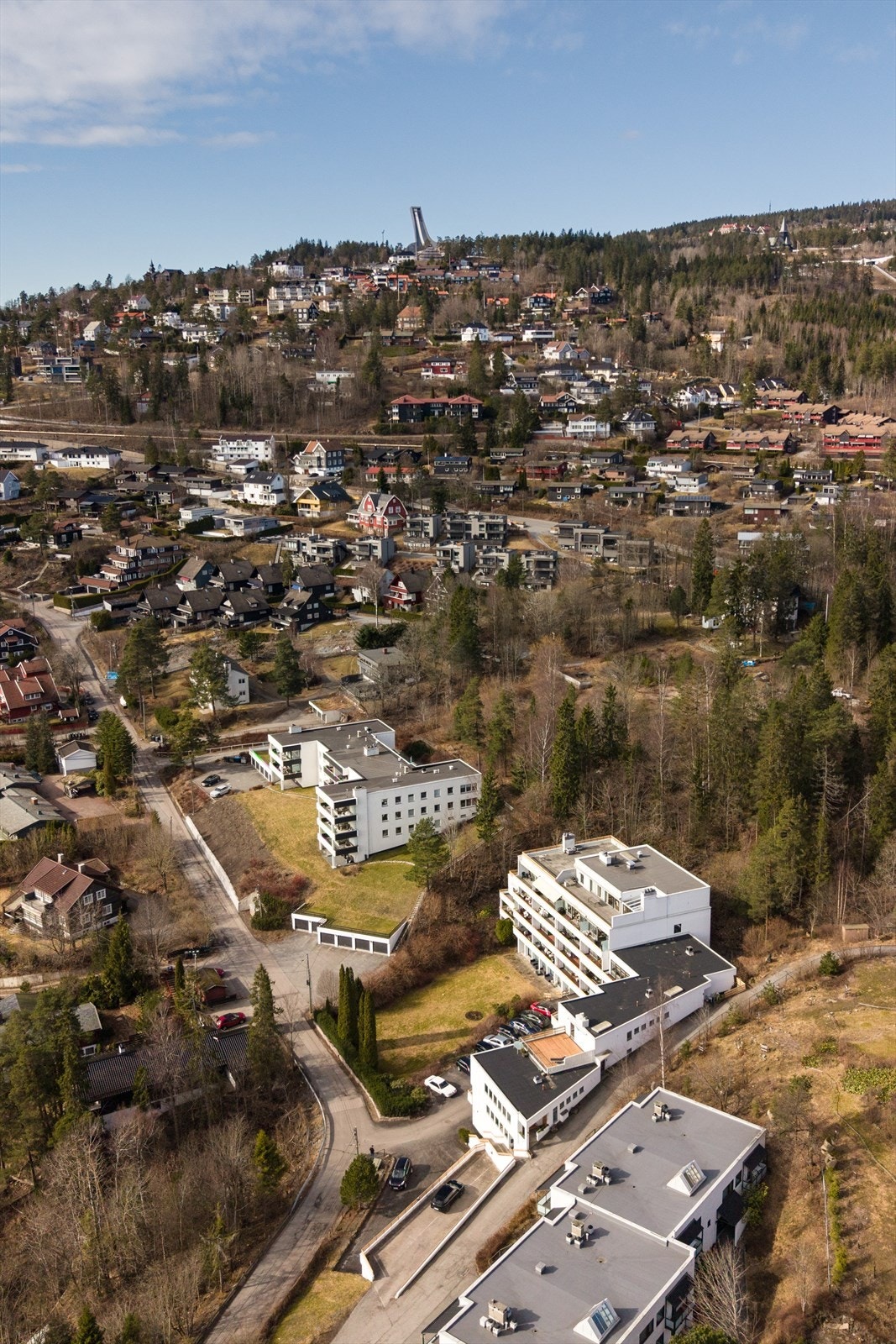 Eiendommen ligger høyt og fritt til i et veletablert og ettertraktet boligområde. Galleribilde