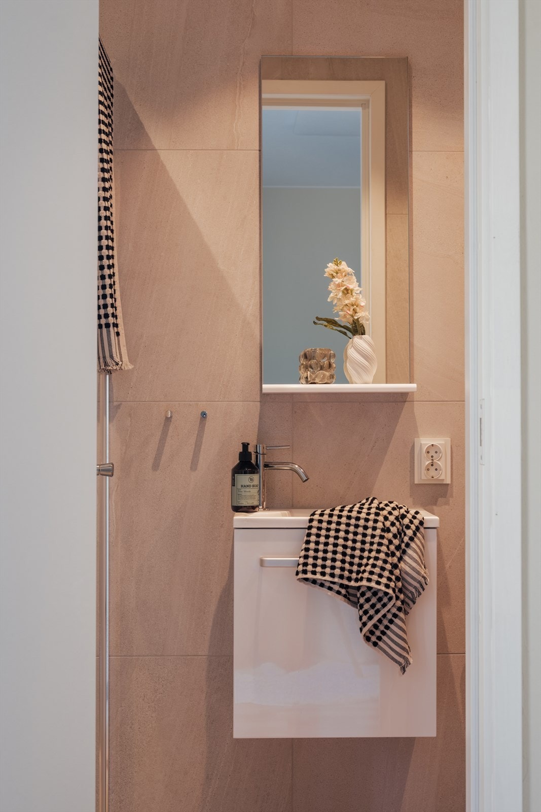 Badet ble oppgradert i 2025 med elegante fliser og behagelig gulvvarme. Galleribilde