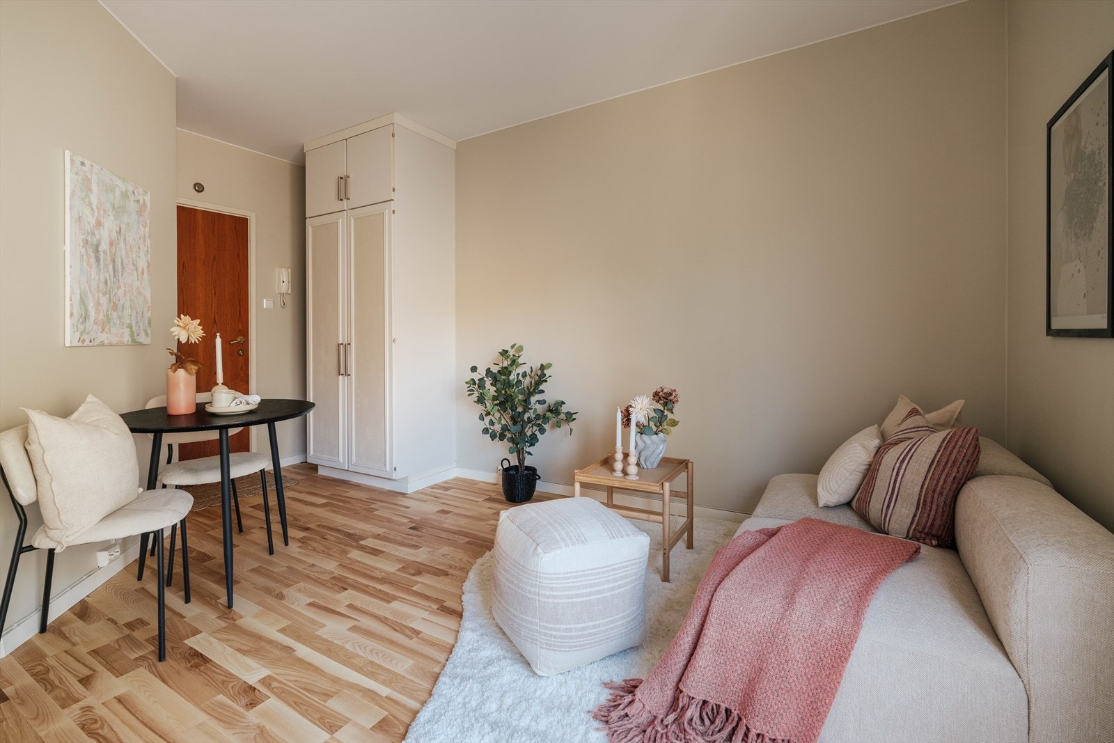 Leiligheten har en arealeffektiv planløsning på 17 m² med en takhøyde på 2,63 meter, som gir en luftig romfølelse. Galleribilde