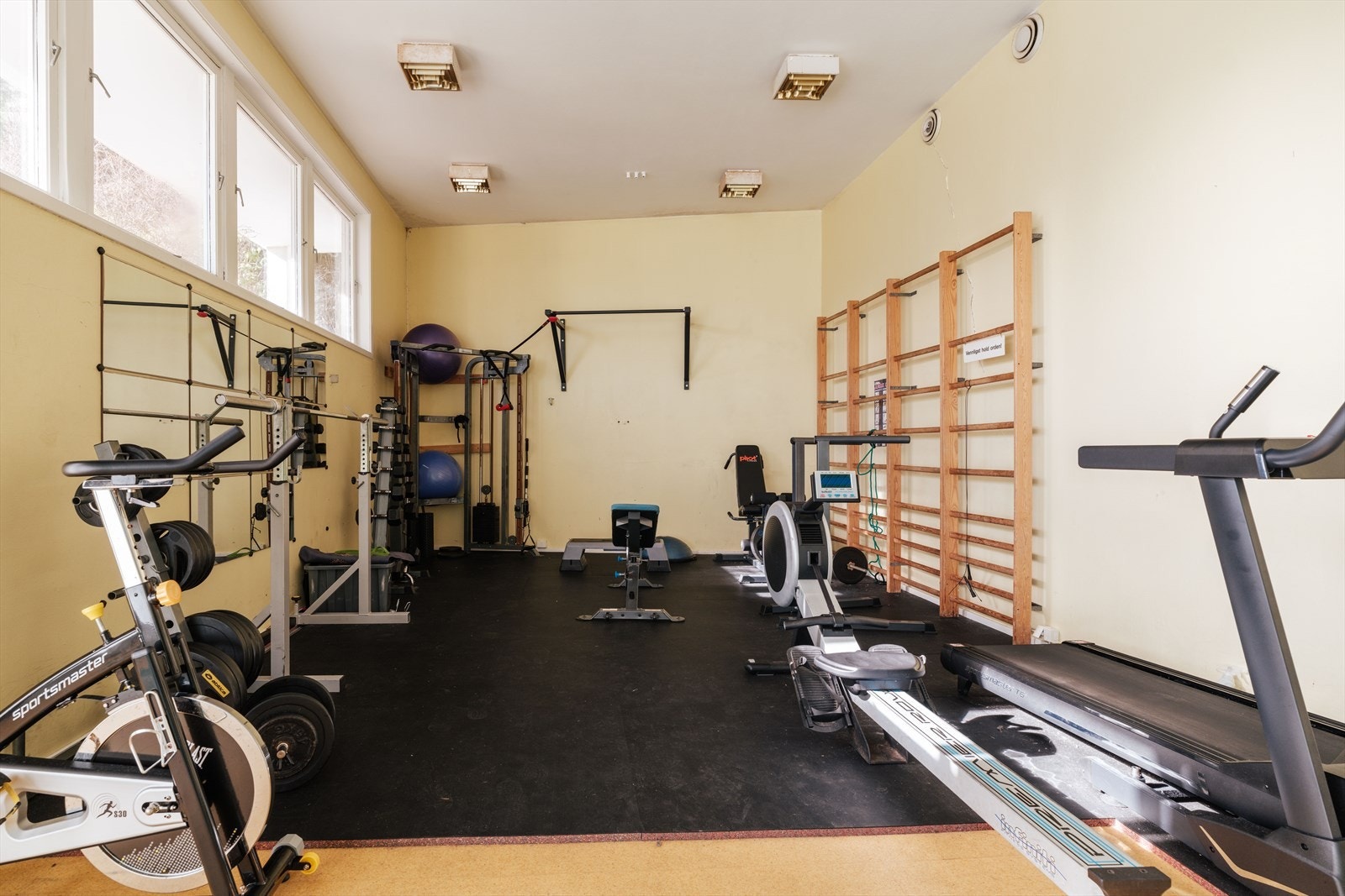 Treningsrommet har utstyr for både styrke- og kondisjonstrening. Galleribilde