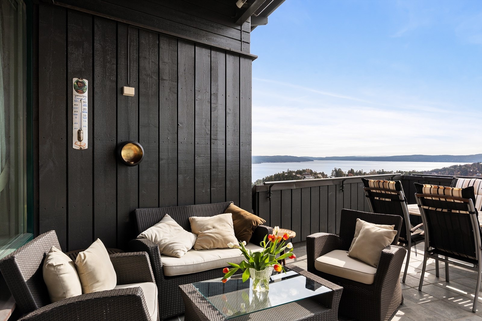 Her ligger alt til rette for lange sommerkvelder med fantastisk utsikt og nydelige solnedganger. Galleribilde