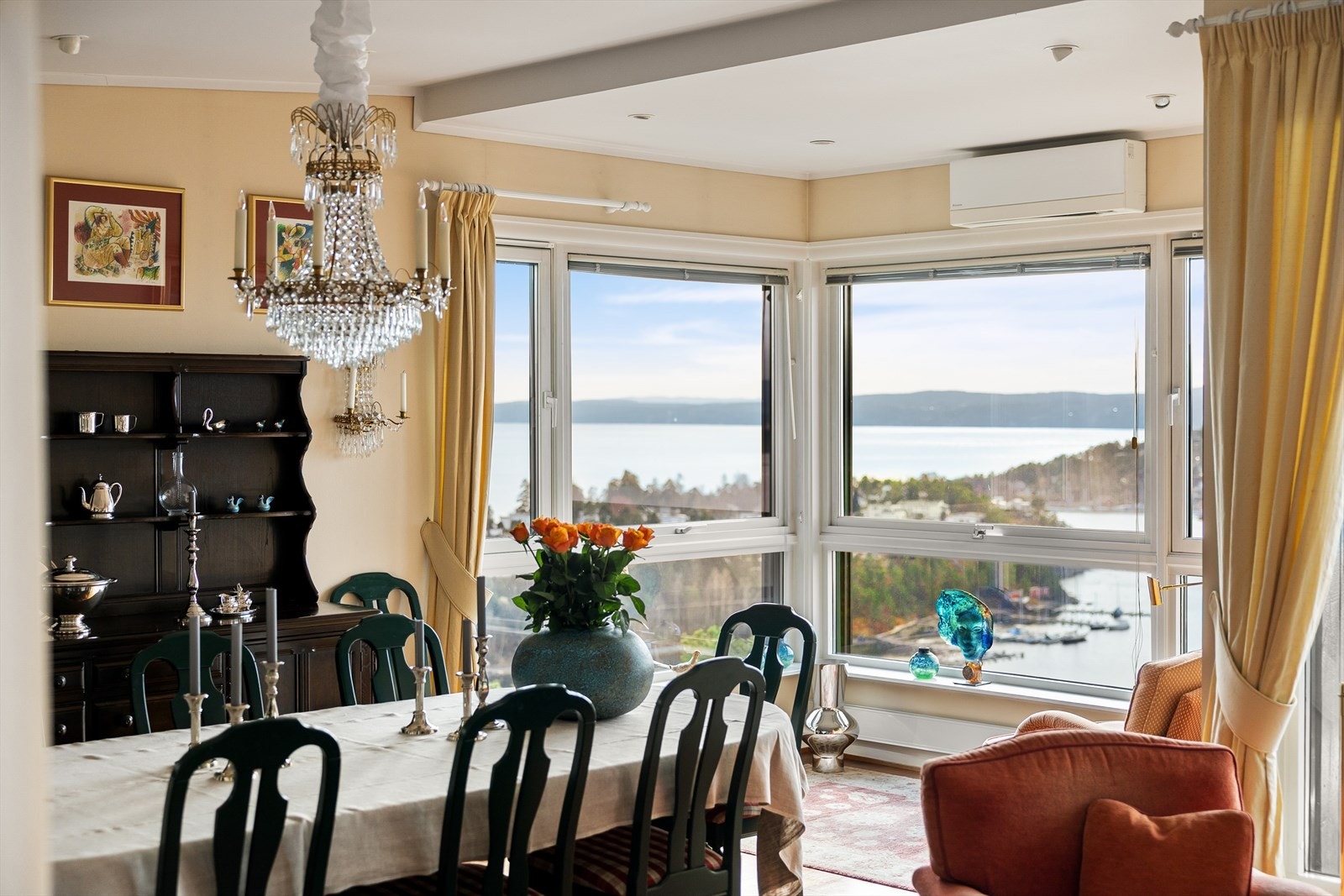 Elegant spisestue hvor det er hyggelig å dekke opp til middagsbesøk Galleribilde