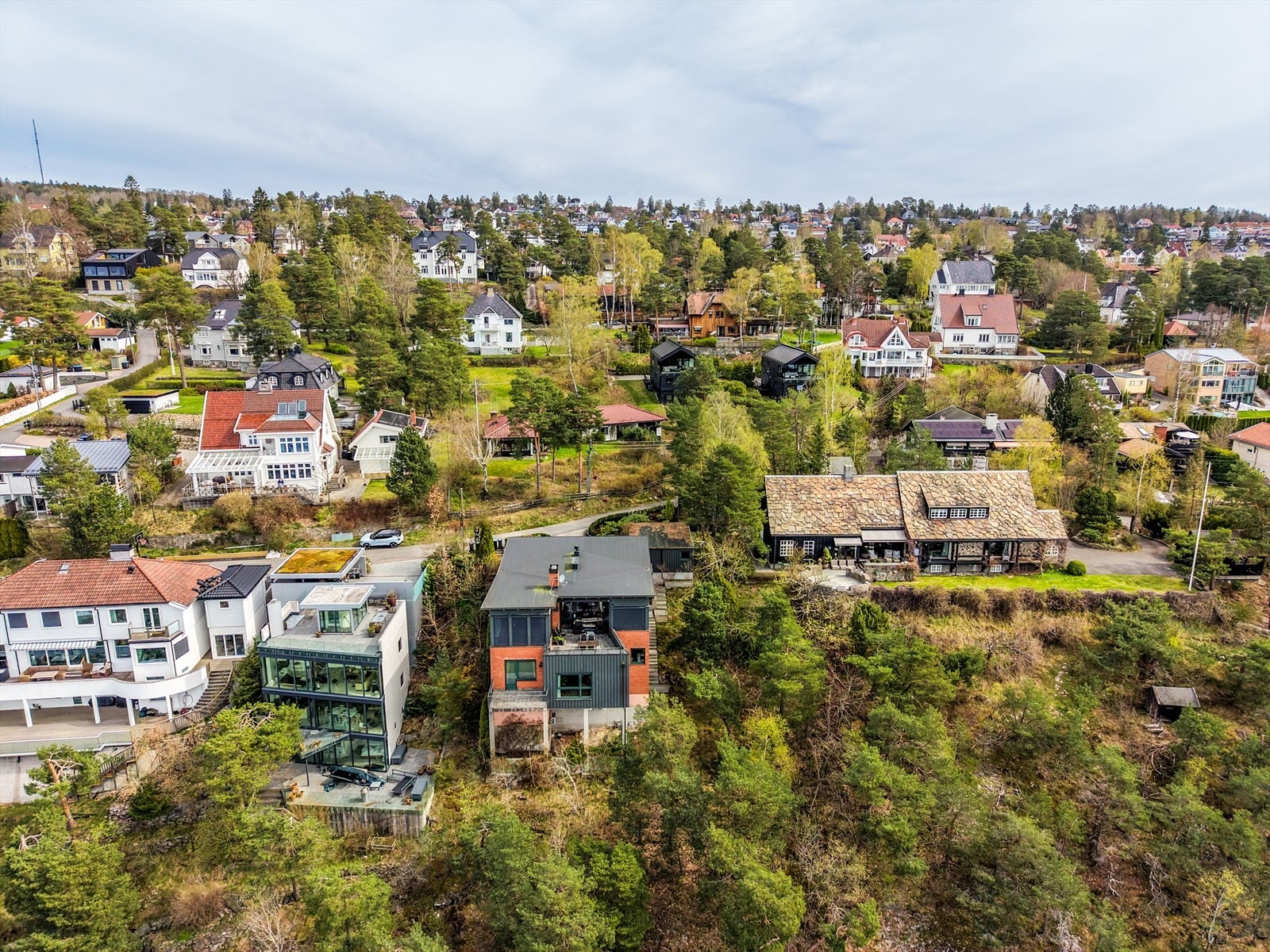 Boligen er velholdt, og tomten er av de sjeldne for området på første rad mot fantastiske solnedganger. Galleribilde