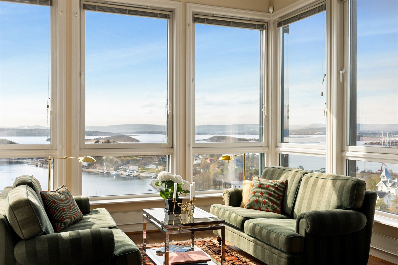 Her er det tydelig fokus på å trekke omgivelsene inn i boligen, med gode lysforhold og utsyn som gir en helt egen romfølelse. Galleribilde