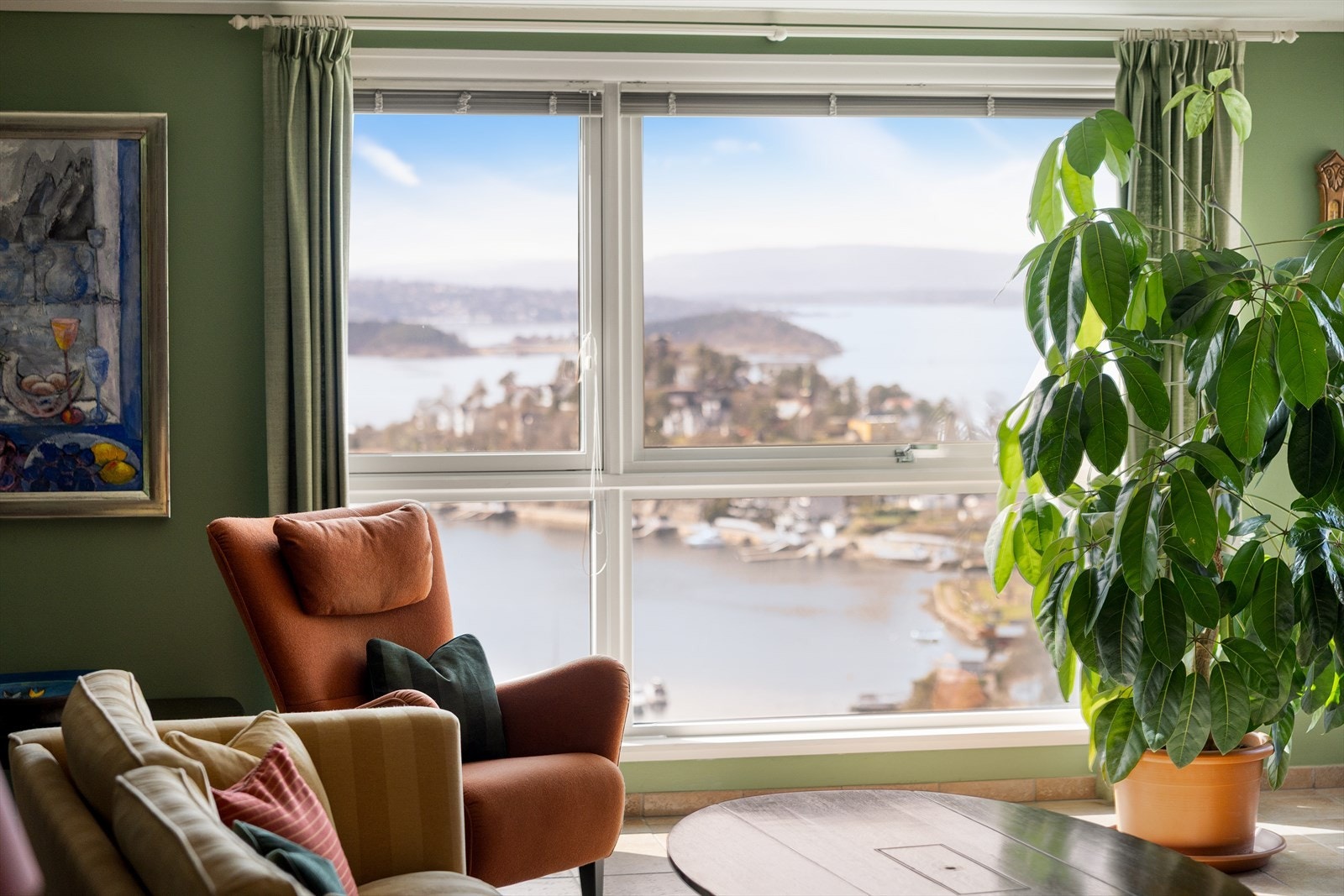 Store vindusflater som gir rikelig med naturlig lysinnslipp samt rammer inn den nydelige utsikten! Galleribilde