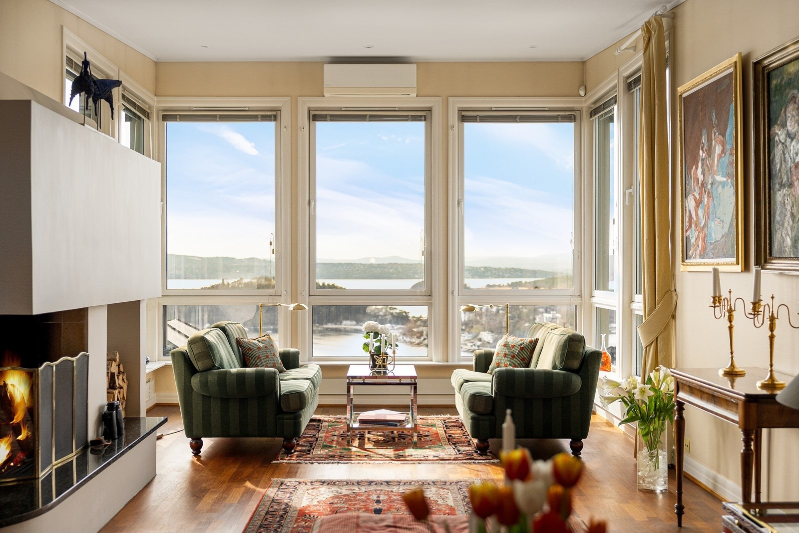 En lys og lun krok med utsikt over fjorden - et rom som inviterer til ro og lange pauser. Galleribilde