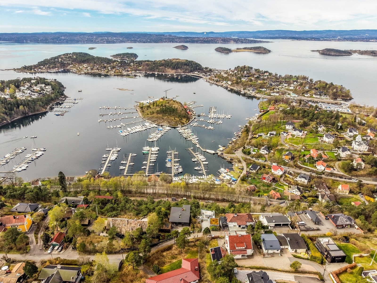 Bekkelagsterrassen 1G byr på flotte solforhold med sol fra morgen til kveld og flere hyggelige uteplasser med fabelaktig utsikt mot Bunnefjorden og øyene i indre del av Oslofjorden. Galleribilde