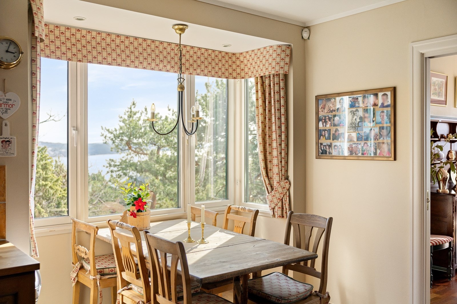Det er i tillegg god plass til spisebord, hvor frokosten kan nytes i hyggelig fellesskap. Galleribilde