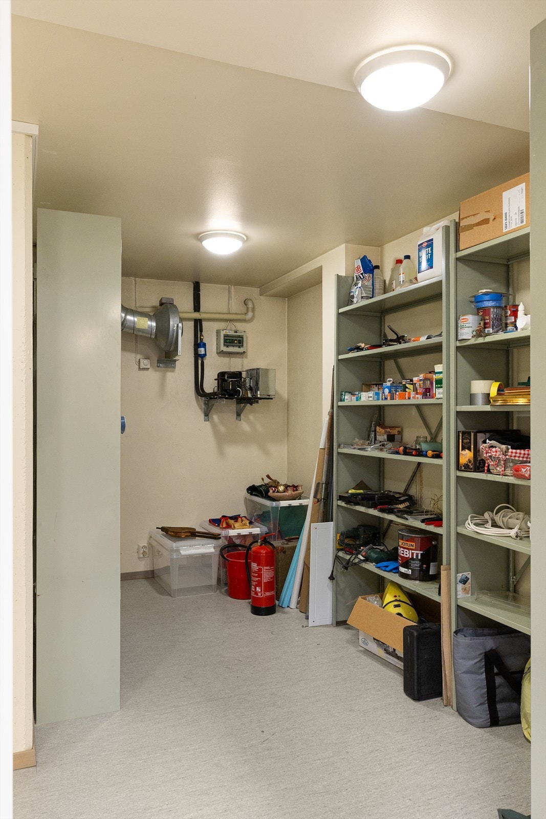 I tilknytning til vaskerommet er det to store boder med svært gode oppbevaringsmuligheter. Galleribilde