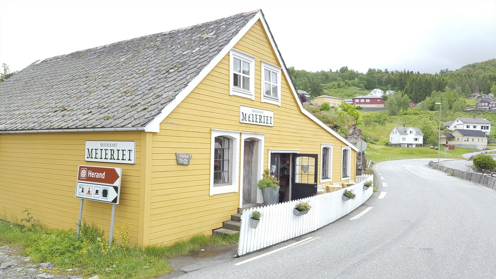 - Selgers bilde: kort vei til Herand, kjent for sitt levende kulturliv, galleri, museum og flotte kyststier samt den populære restauranten "Meieriet" - Galleribilde