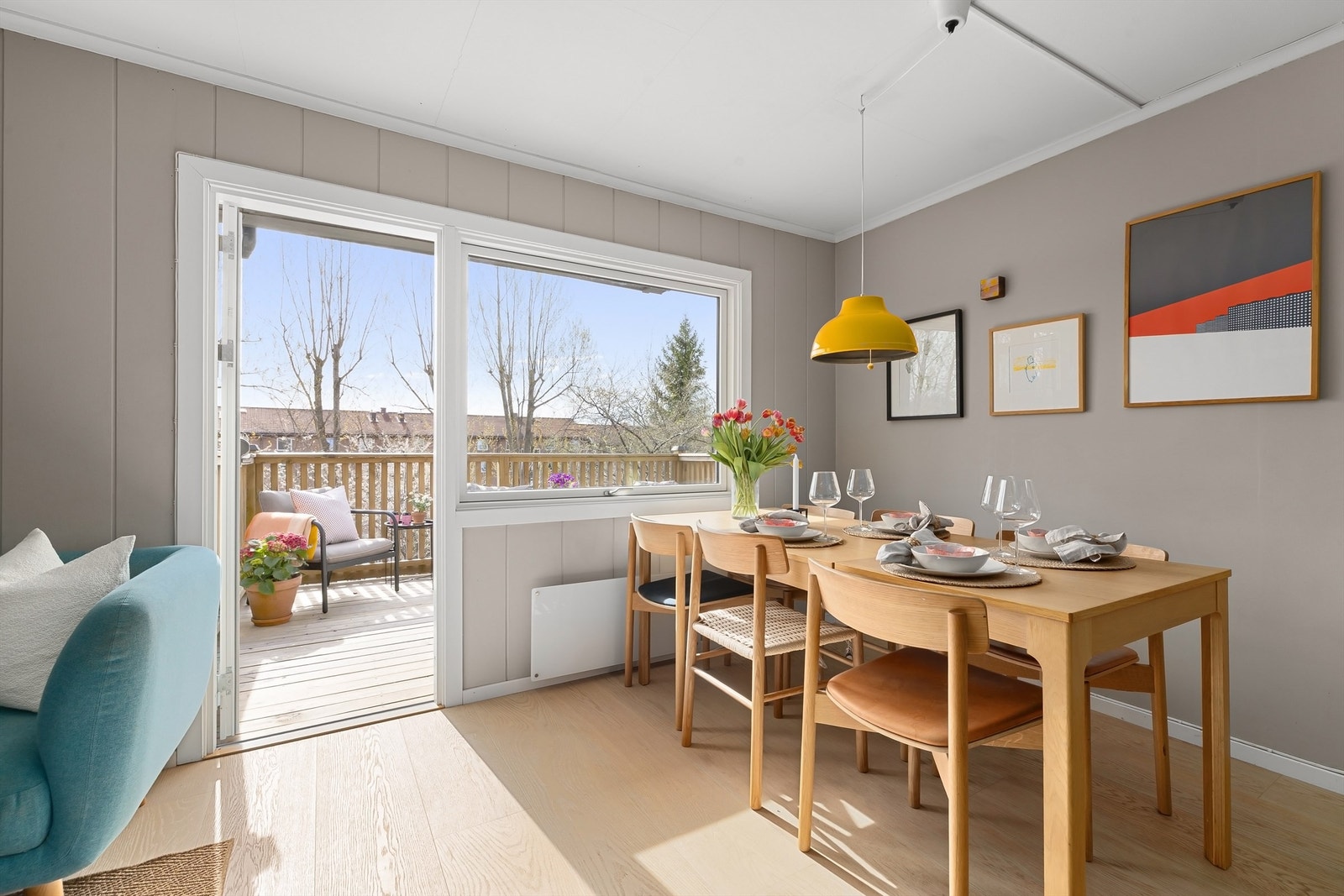 Fra stuen er det utgang til terrassen, som har trapp til hagen Galleribilde