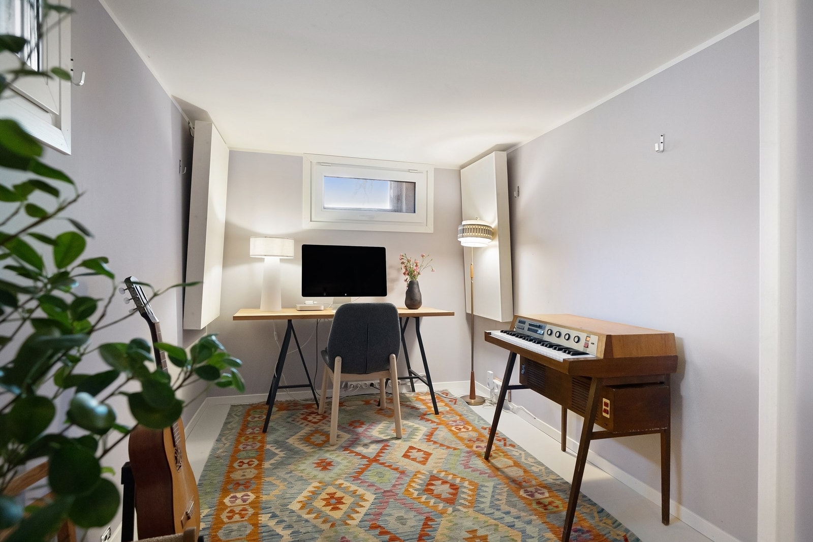 I kjelleren er en av bodene innredet som lydisolert øvingslokale/hjemmekontor. (Ikke godkjent til varig opphold) Galleribilde
