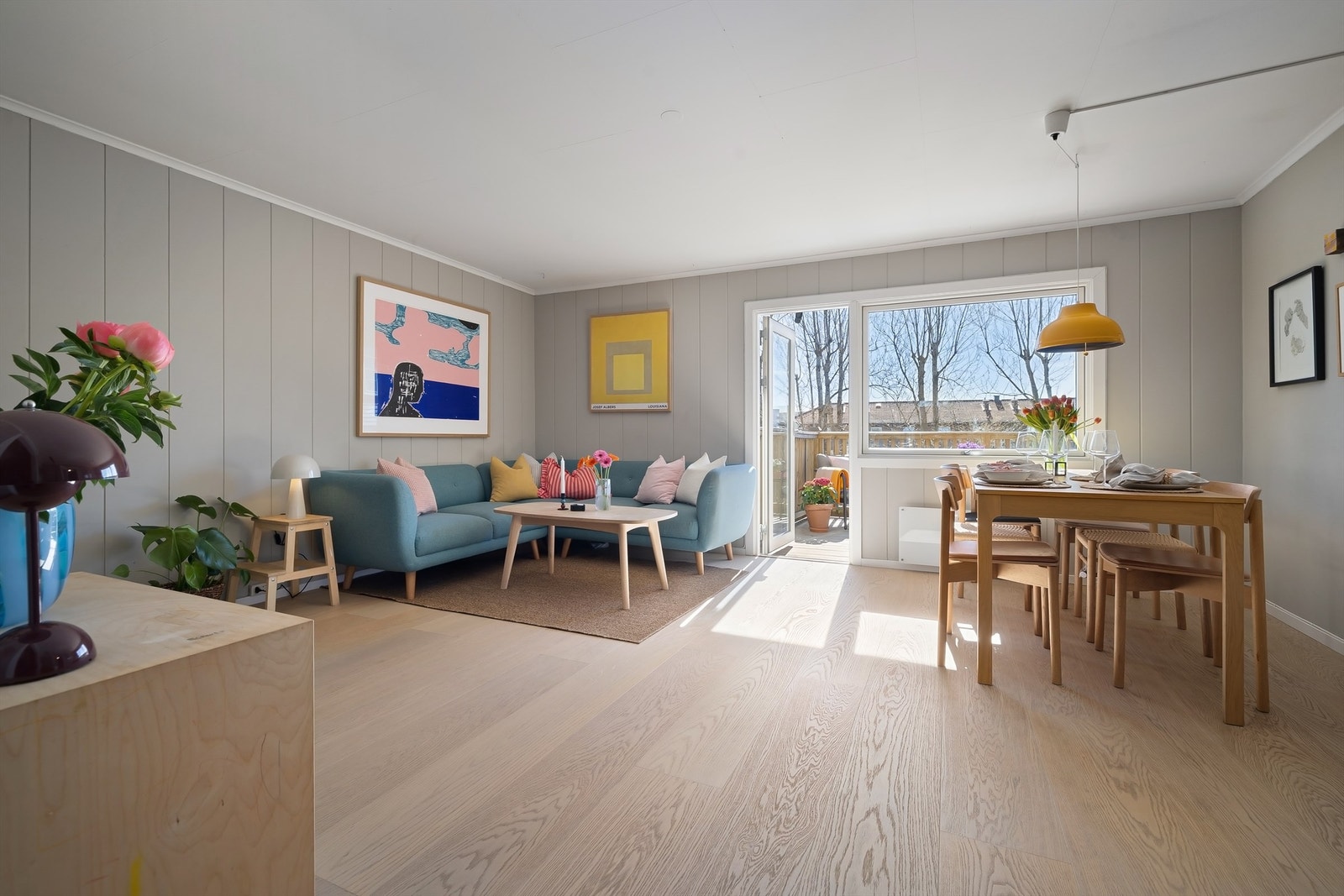 Hele leiligheten er malt i lune, tidsriktige farger Galleribilde