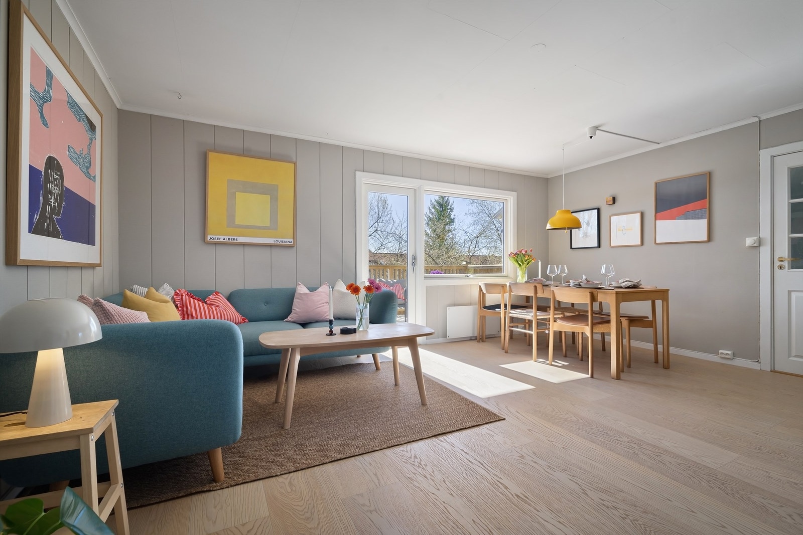 Det er god plass i stuen til både sofakrok og spisebord Galleribilde
