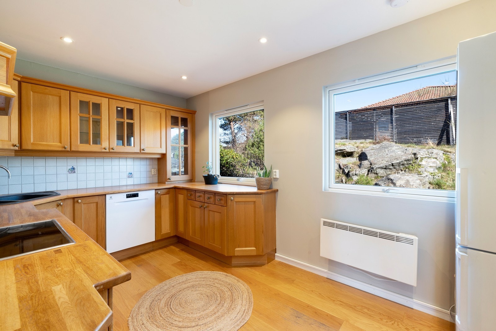 Kjøkken som har godt med skap og benkeplass. Galleribilde