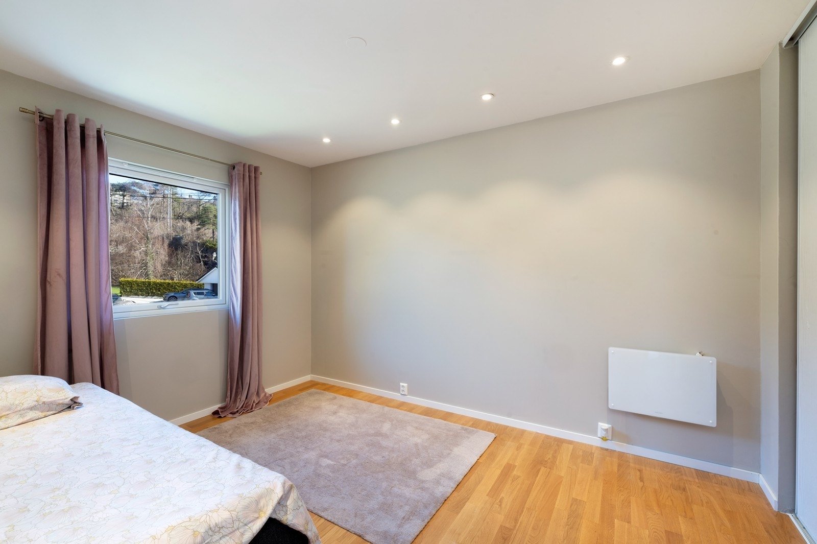 Soverom 1 med skyvedørsgarderobe. Galleribilde
