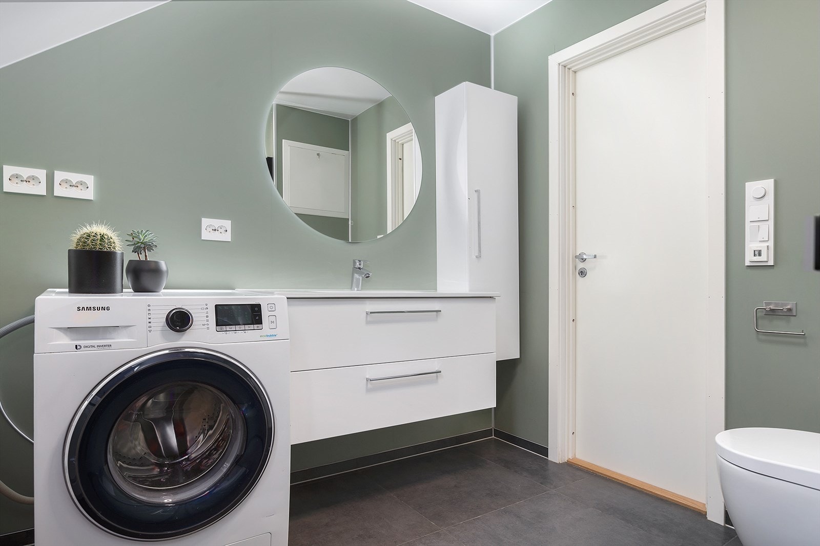Badet fungerer også som vaskerom - Loftsetasje Galleribilde