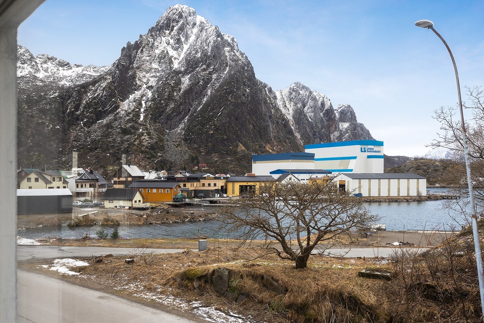 Flott utsikt mot sjø, Svolværgeita og Fløya Galleribilde