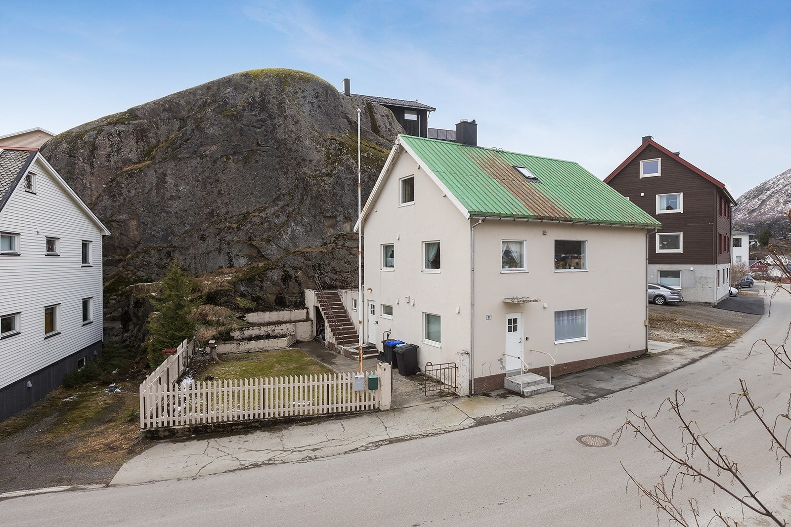 Det følger med en liten hage med trapp opp til uteområde på baksiden Galleribilde