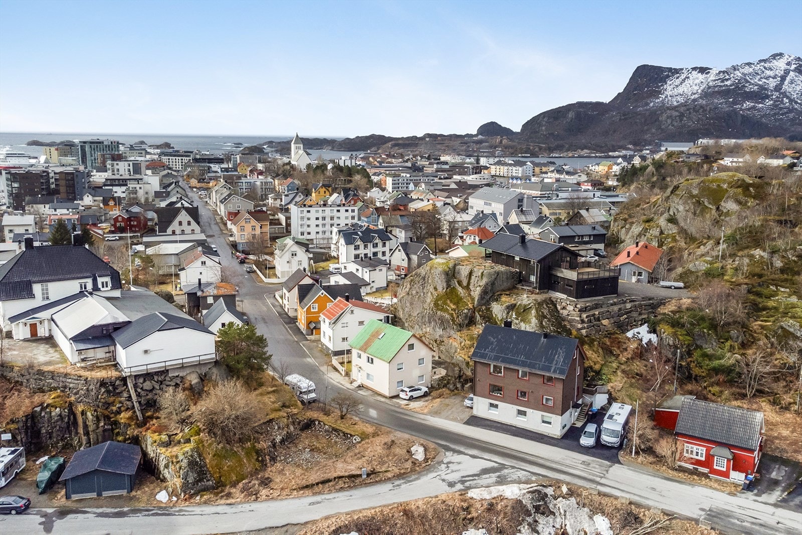 Boligen ligger sentralt med kort vei til sentrum og begge skolene Galleribilde